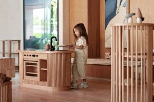 ece-fluted-oval-kitchen-girl-playing-lifestyle