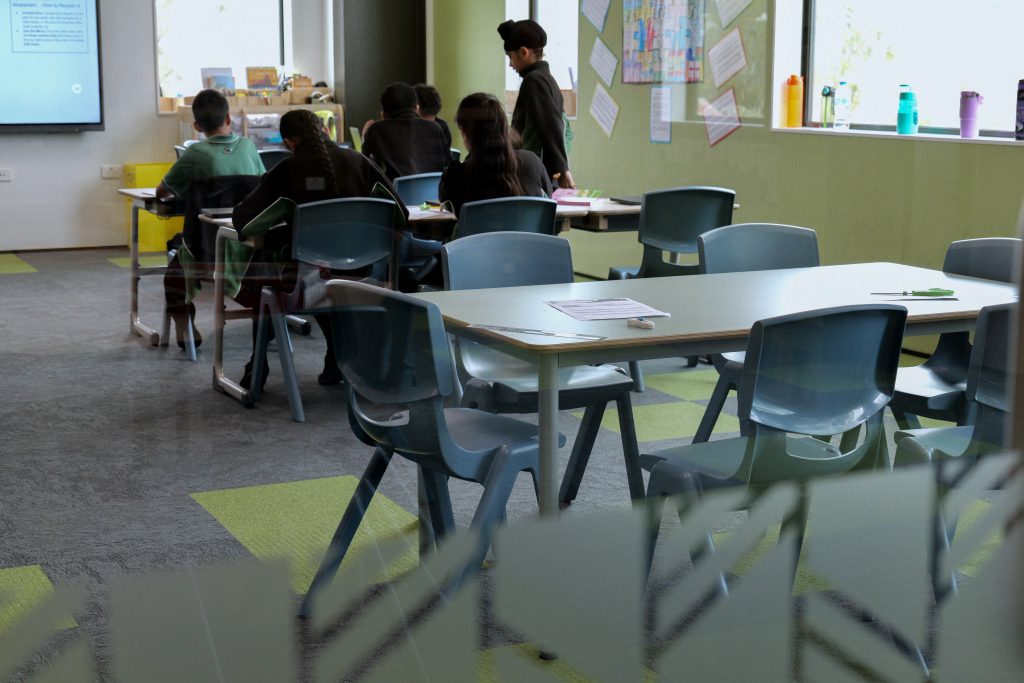 te-kura-rau-iti-classroom-kaha-rectangle-table-wanaka-ox-chairs-school-furniture-learning-spaces-global